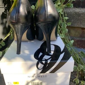 Nine West black leather pump